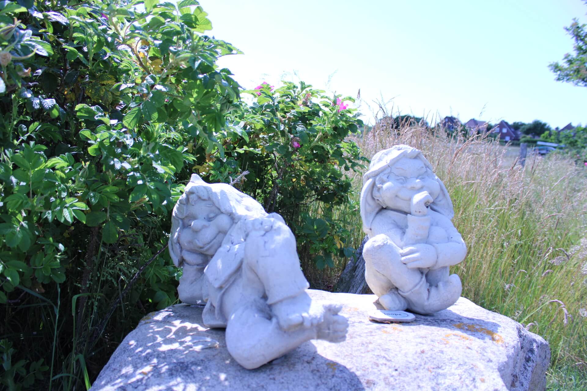 Gnomfiguren aus Stein auf Föhr