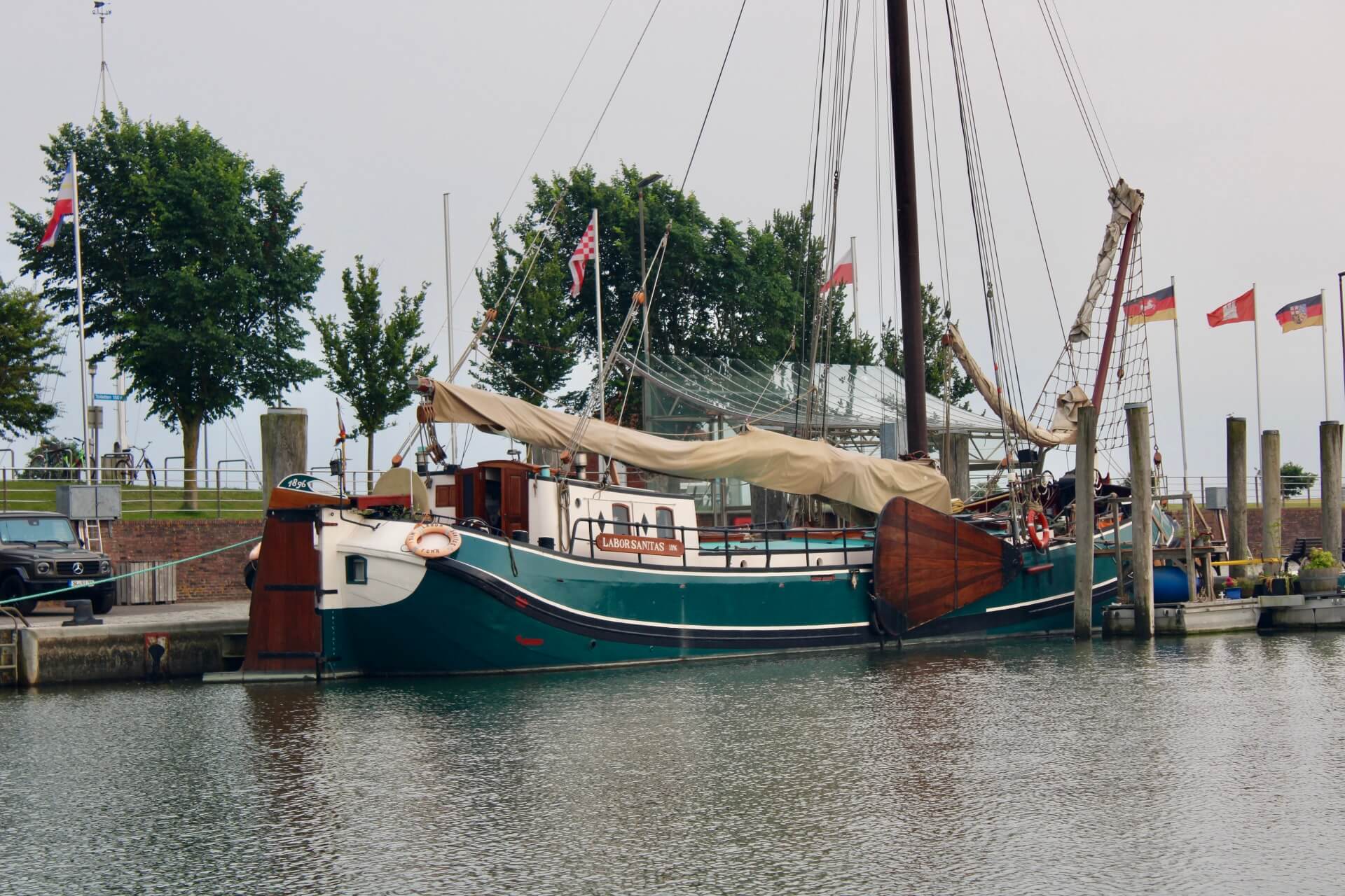 Segelschiff Labor Sanitas liegt im Hafen